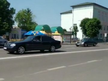 Через місто на Волині проїхалася колона із авто Mercedes W140. ВІДЕО