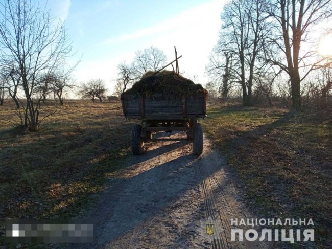 На Рівненщині чоловік впав із причепа трактора та загинув