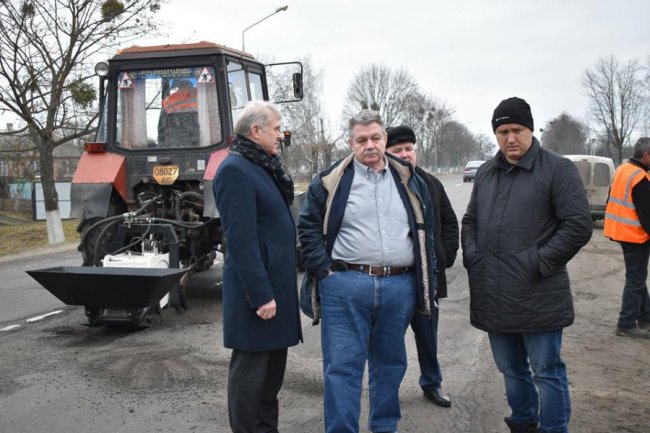 На Волині тестують нове обладнання для ремонту доріг. ФОТО