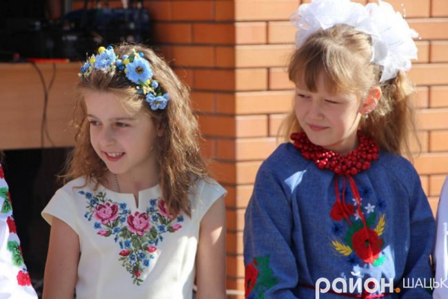 Волинські випускники зворушливо подякували вчительці