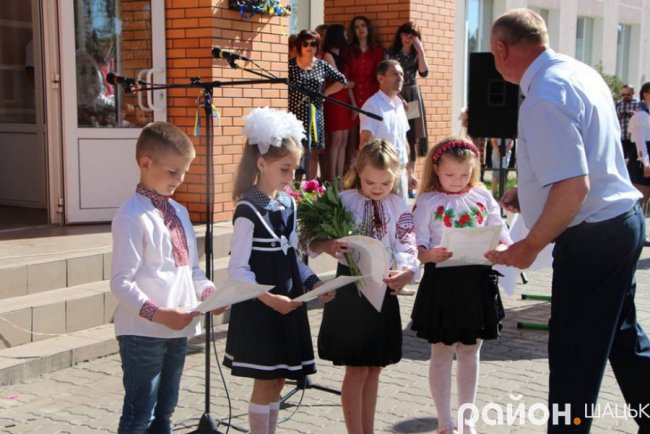 Волинські випускники зворушливо подякували вчительці