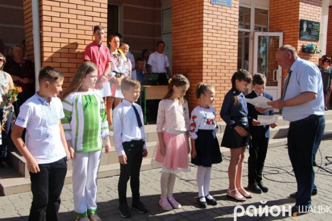 Волинські випускники зворушливо подякували вчительці