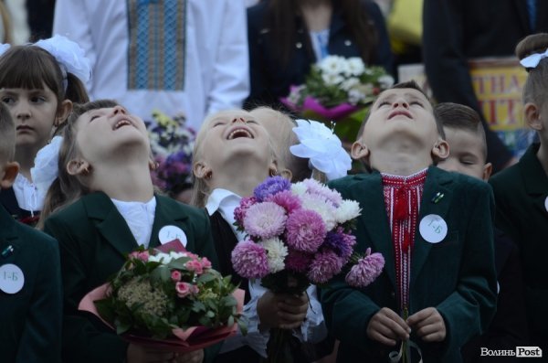 Перший дзвоник у луцьких школах. ФОТОРЕПОРТАЖ