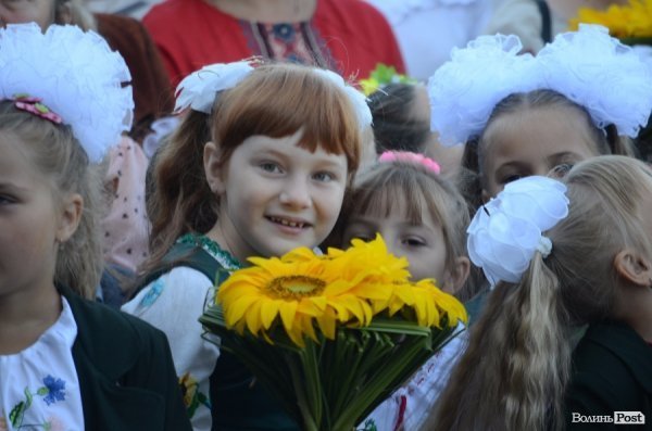 Перший дзвоник у луцьких школах. ФОТОРЕПОРТАЖ