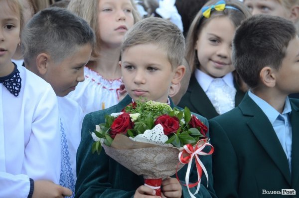 Перший дзвоник у луцьких школах. ФОТОРЕПОРТАЖ