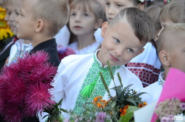 Перший дзвоник у луцьких школах. ФОТОРЕПОРТАЖ