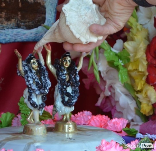 Фігурки божеств омивають водою з мушлі 