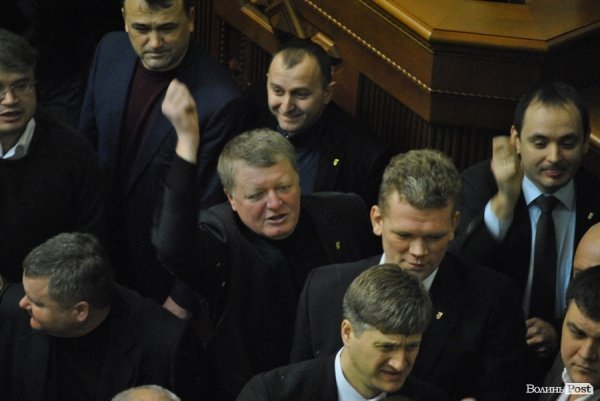 Волинський нардеп кидався гречкою в свого колегу. ФОТО