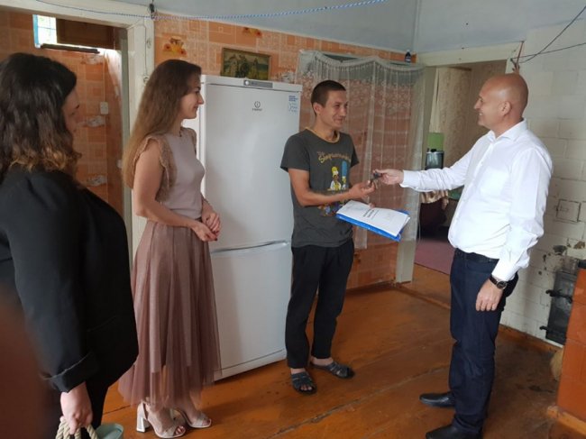 На Волині дитині-сироті подарували ключі від будинку 