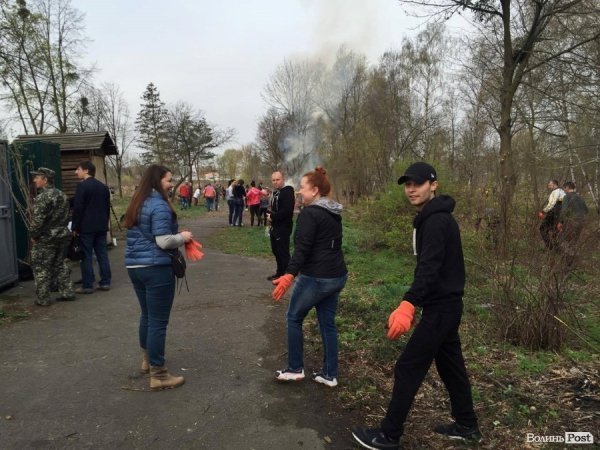 У Луцьку працівники ПриватБанку прибирали і садили дерева в парку ім. Лесі Українки. ФОТО
