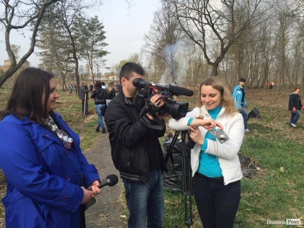 У Луцьку працівники ПриватБанку прибирали і садили дерева в парку ім. Лесі Українки. ФОТО