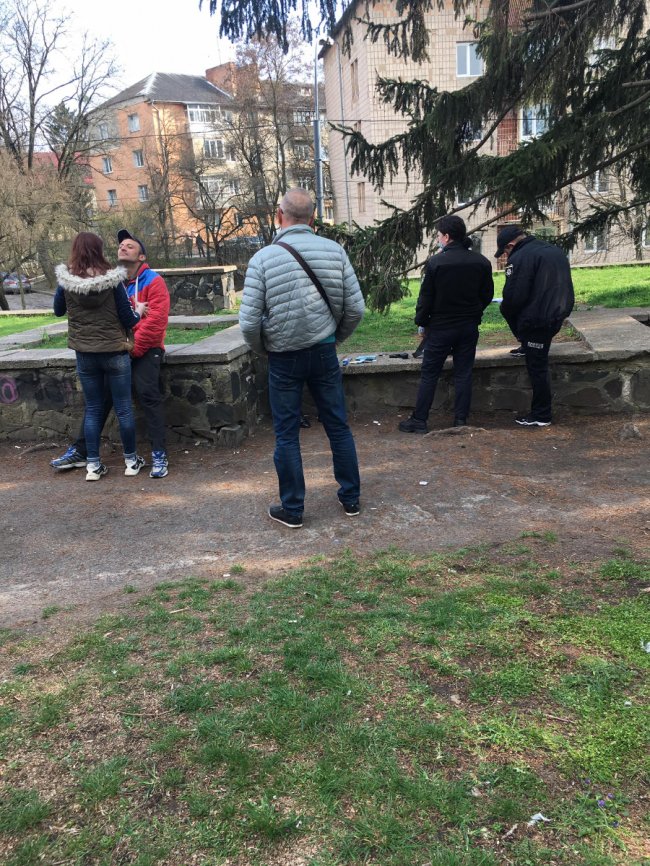 Біля меморіалу у Луцьку затримали чоловіка з пістолетом. ФОТО