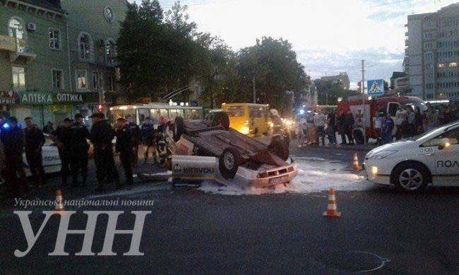 Група мотоциклістів врізалася в авто поліції в центрі Рівного