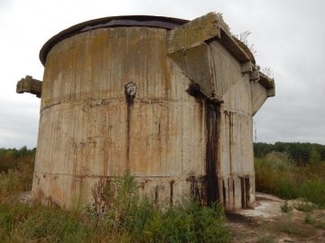 У місті на Волині резервуари з отруйними відходами «тріщать по швах». ФОТО
