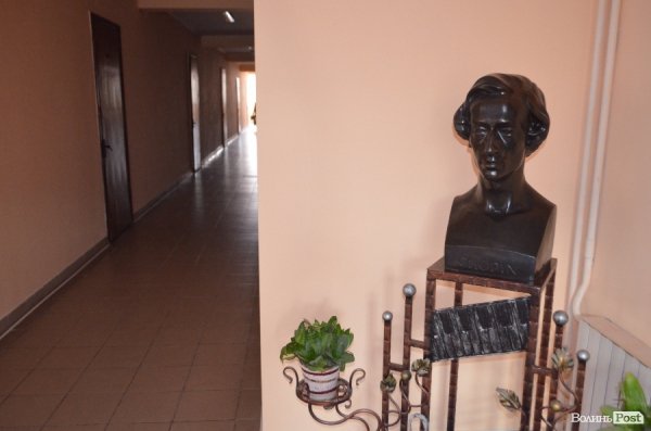 Музшколи Луцька: зал без світла, вікна старі, хори репетирують в коридорі. ФОТО