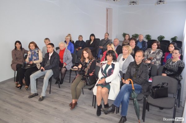 Музшколи Луцька: зал без світла, вікна старі, хори репетирують в коридорі. ФОТО