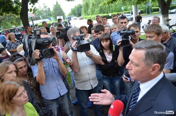 Обурені мешканці обваленого будинку перекрили дорогу. ФОТО