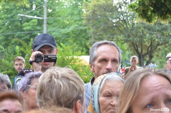 Обурені мешканці обваленого будинку перекрили дорогу. ФОТО