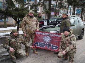 Для волинських поліцейських на фронті передали допомогу