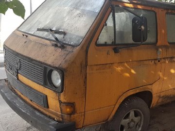 У Луцьку просять прибрати з вулиці автівку-розвалюху