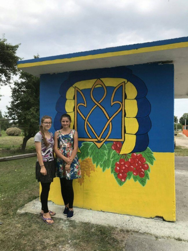 У волинському селі оригінально розмалювали зупинку. ФОТО