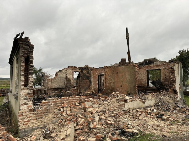 На будинок впав боєприпас з літака: на Волині постраждалій сім'ї збирають кошти