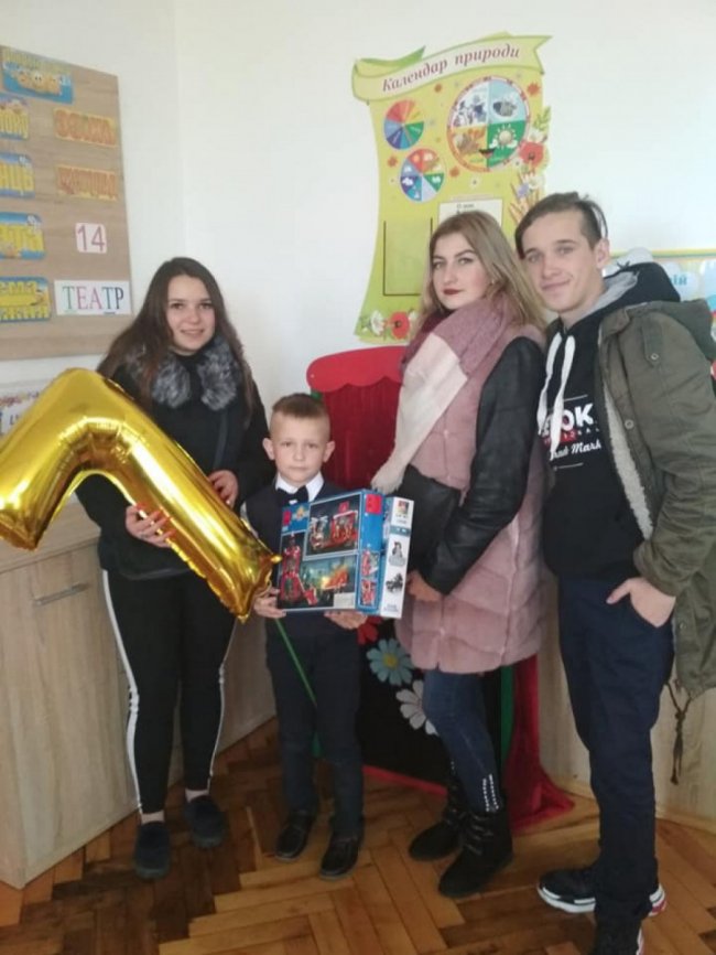 Волинські учні привітали зі святом сина загиблого Героя