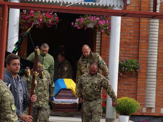 На Волині попрощалися з Героєм Артуром Новосадом. ФОТО