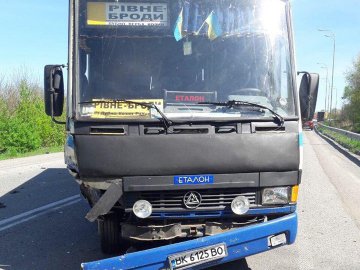 На Рівненщині в аварію потрапив рейсовий автобус