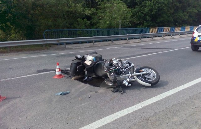 На Закарпатті Mercedes в'їхав у колону байкерів, є постраждалі