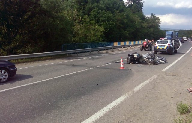 На Закарпатті Mercedes в'їхав у колону байкерів, є постраждалі