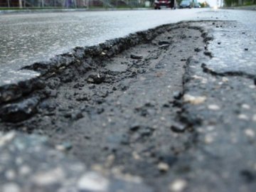 У місті на Волині на відремонтованій дорозі – величезні ями