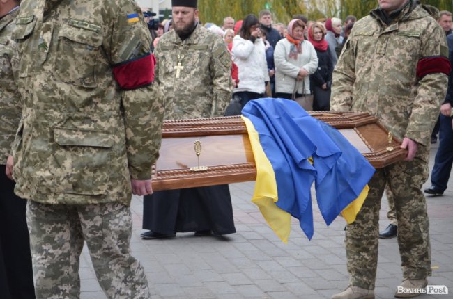 «Він захищав не лише свою сім‘ю»: у Луцьку попрощалися з Героєм. ФОТОРЕПОРТАЖ