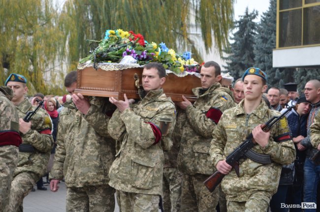 «Він захищав не лише свою сім‘ю»: у Луцьку попрощалися з Героєм. ФОТОРЕПОРТАЖ