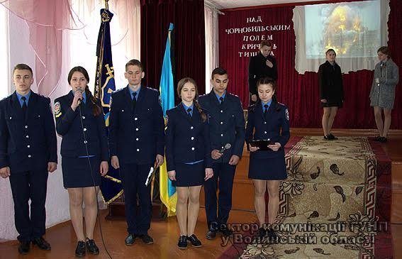 На Волині поліція та ліцеїсти вшанували ліквідаторів наслідків аварії на ЧАЕС. ФОТО