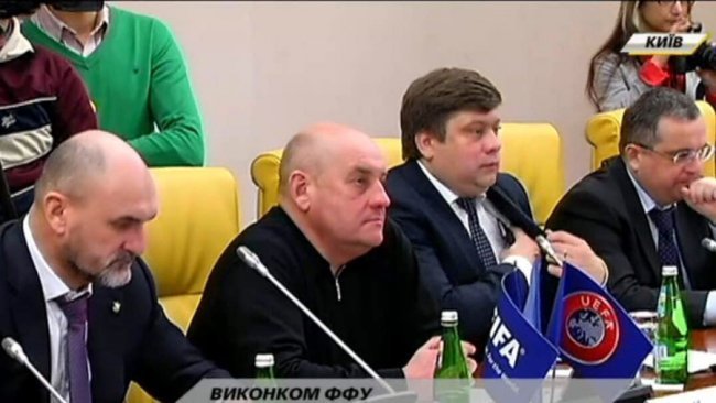 Олександр Жуматій (другий справа) на засіданні виконкому ФФУ