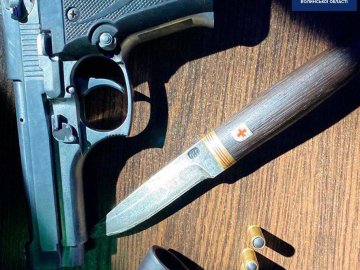 У розважальному закладі Луцька в молодика знайшли пістолет та наркотики