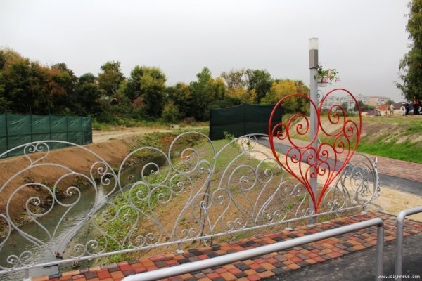 Як у Луцьку готуються відкрити Міст Закоханих. ФОТО