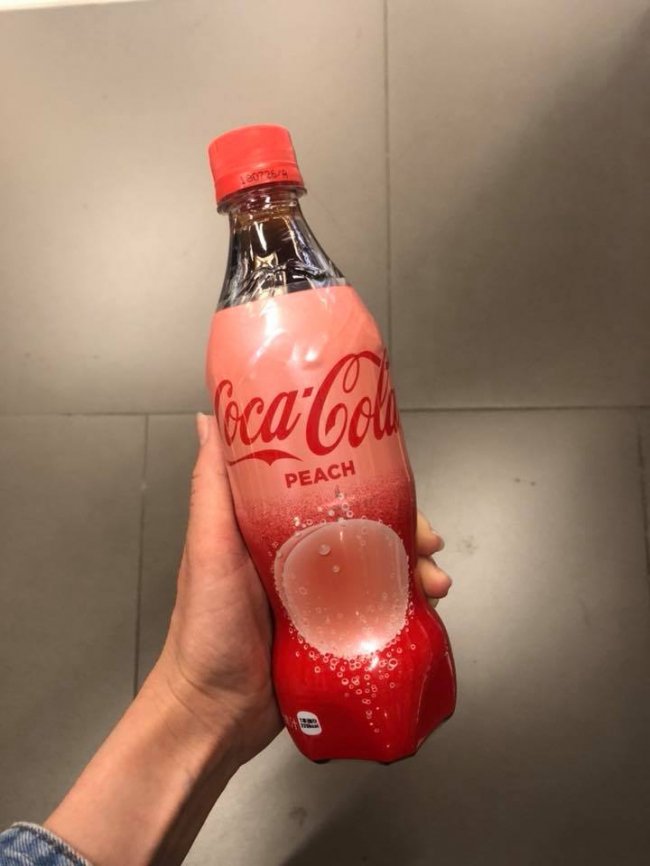 Кока-кола персик. Готую цілу серію різних напоїв такого типу, але тут не втрималась) Не китайська, але смак цікавий. В Пекіні та Шанхаї можна спробувати кока-колу з імбирем