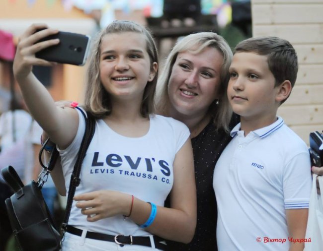 Селфі, їжа і дівчата: луцький фудфест на фото