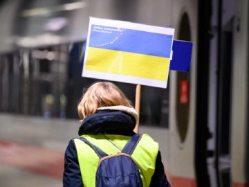 Біженців закликали залишатися за кордоном до весни