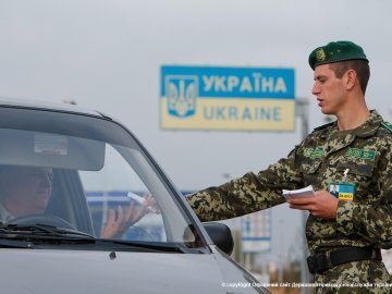 На Волині затримали автомобілі з підробленими документами
