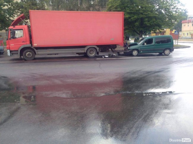 У Луцьку «чобіток» протаранив вантажівку