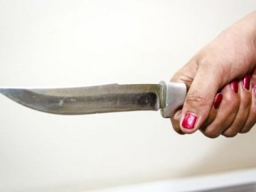 На Волині п'яна жінка встромила ножа в живіт співмешканця
