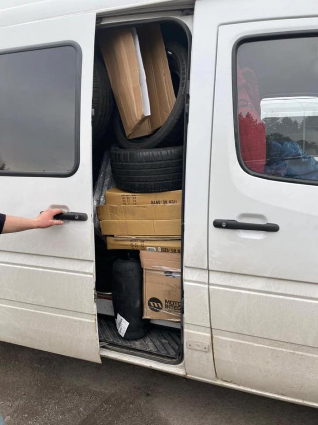 На «Ягодині» у «мерсі» знайшли контрабандні запчастини на понад 200 тисяч гривень. ФОТО