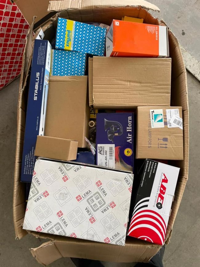 На «Ягодині» у «мерсі» знайшли контрабандні запчастини на понад 200 тисяч гривень. ФОТО