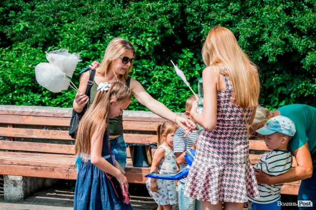 Усмішки малечі та бризки водограю: літній день у Луцьку. ФОТО