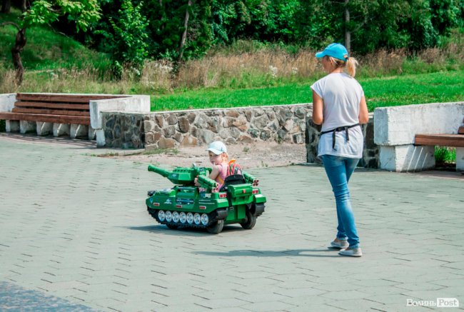 Усмішки малечі та бризки водограю: літній день у Луцьку. ФОТО