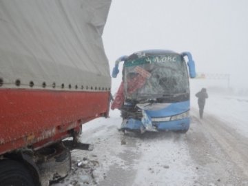 «Суцільний лід, на дорозі не встоїш»: подробиці аварії автобуса з волинянами-паломниками 