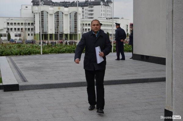 Андрій Розтока несе звернення голові Волинської ОДА Борису Клімчуку